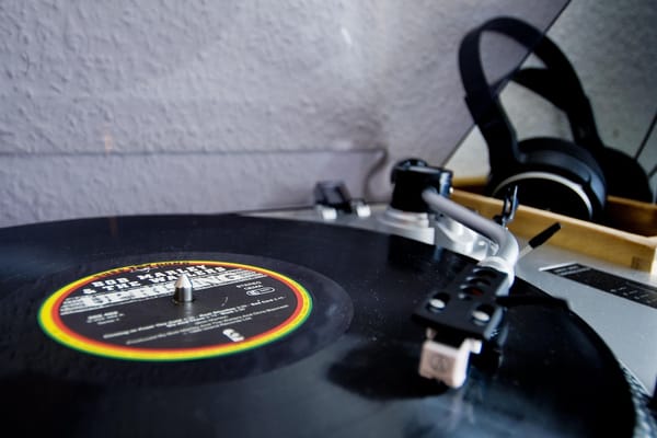 LP von Bob Marley auf einem Plattemspieler
