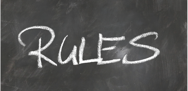 "Rules" mit Kreide auf einer Tafel